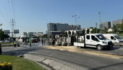 D-100 yan yolda beton mikseri devrildi