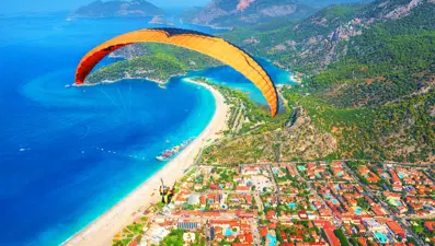Unutulmaz bir tatil macerası: Babadağ'da yamaç paraşütü