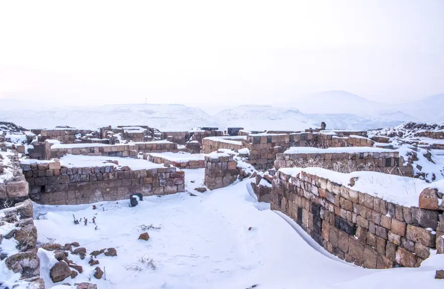 Beyaza bürünen Ani Antik Kenti masalsı güzelliğiyle yerli ve yabancı turistleri ağırlıyor 11 Beyaza bürünen Ani Antik Kenti masalsı güzelliğiyle yerli ve yabancı turistleri ağırlıyor 11