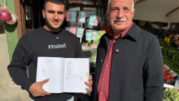 Tokat’ta hayırsever, bakkalın veresiye defterindeki borçları ödedi