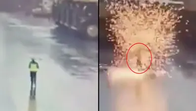 Mucize kurtuluş kamerada: Yürürken üzerine yıldırım düştü
