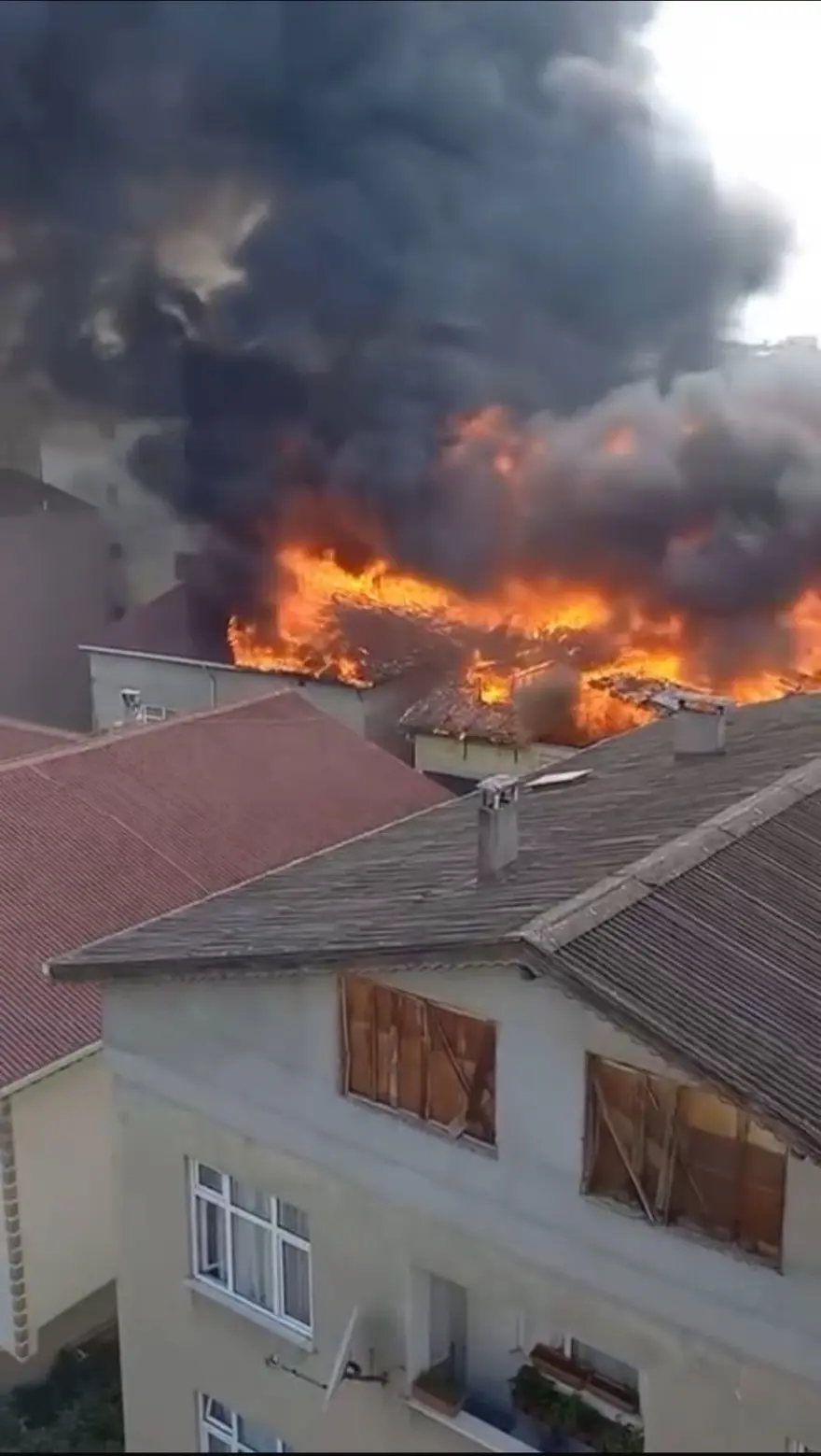 Tuzla'da tadilat sırasında yangın çıktı: 4 binanın çatısı alev alev yandı 1
