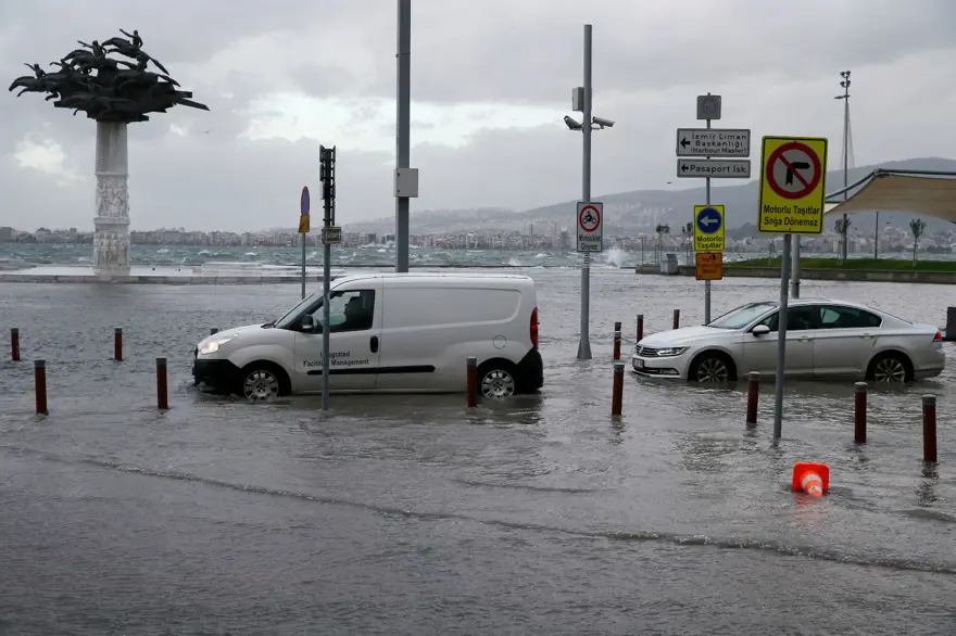İzmir'de fırtına: Deniz taştı, işyerlerini su bastı 1