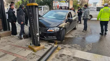 Aydınlatma direğine çarpan otomobilin sürücüsü yaralandı
