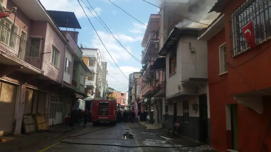 İki katlı ev alev alev yandı 2