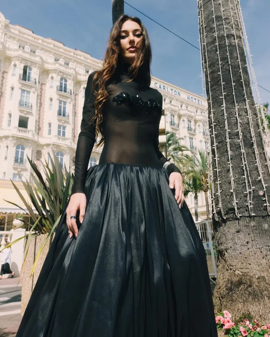 Cannes'a giden ünlüleri eleştirmişti: Dilan Çiçek Deniz'den Esra Dermancıoğlu'na cevap 6 Cannes'a giden ünlüleri eleştirmişti: Dilan Çiçek Deniz'den Esra Dermancıoğlu'na cevap 6