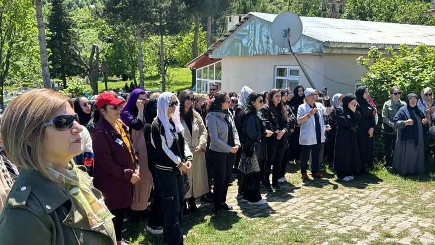 Saadet öğretmene gözyaşlarıyla veda 9 Saadet öğretmene gözyaşlarıyla veda 9