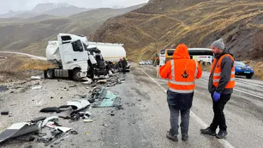 Yolcu otobüsü tankerle çarpıştı: Can kaybı ve yaralılar var