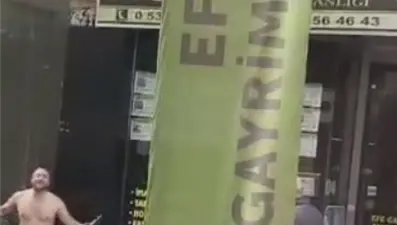 Kesici aletle sokak ortasında kendine zarar vermeye kalktı