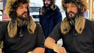 Burak Özçivit Moskova'da: Kürklü şapkası dikkat çekti