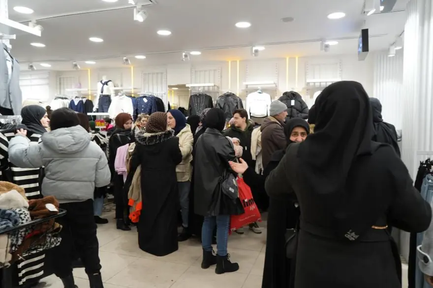 Mağazada indirim izdihamı:Fiyatı duyan mağazaya koştu, denemeden aldılar! 3