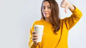 Karton kahve bardaklarındaki görülmeyen tehlike: Trilyonlarca nanoplastik içeceğe geçiyor