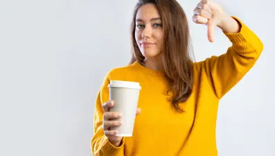 Karton kahve bardaklarındaki görülmeyen tehlike: Trilyonlarca nanoplastik içeceğe geçiyor