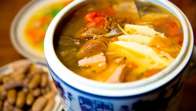 Çin'de çorba skandalı: Tuvaletini yapan iki gence binlerce dolar ceza