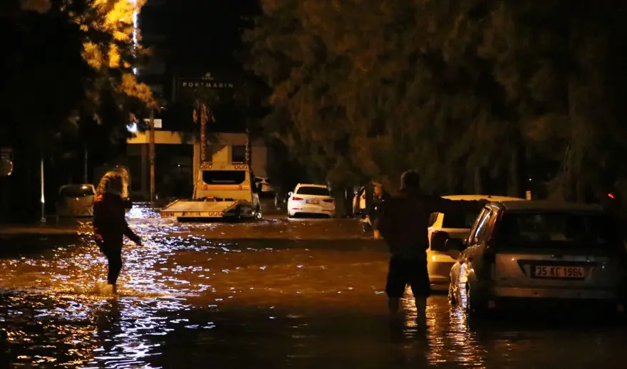 İzmir'de yağışın ardından deniz taştı: Aranan 2 kişinin cansız bedenine ulaşıldı 10