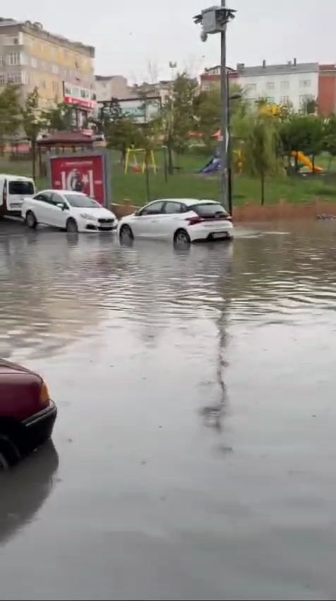 İstanbul'da sağanak yağış: Gaziosmanpaşa'da yollar göle döndü