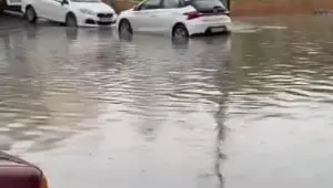 İstanbul'da sağanak yağış: Gaziosmanpaşa'da yollar göle döndü