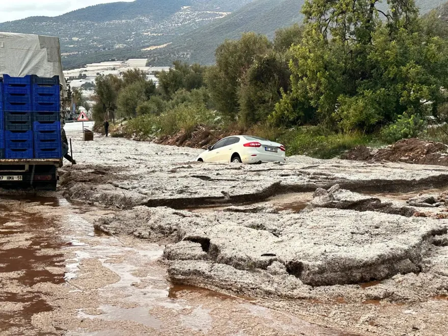 Antalya'da sel ve dolu: Yollar kapandı, sahiller çamur rengine döndü 5