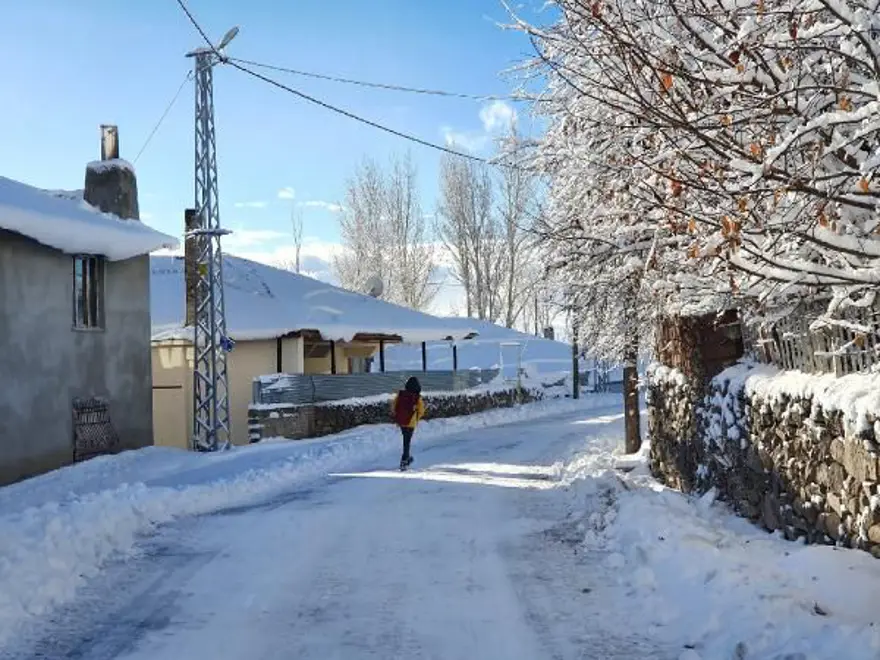Karlıova'da kar yağışına rağmen 'kuraklık' korkusu 11