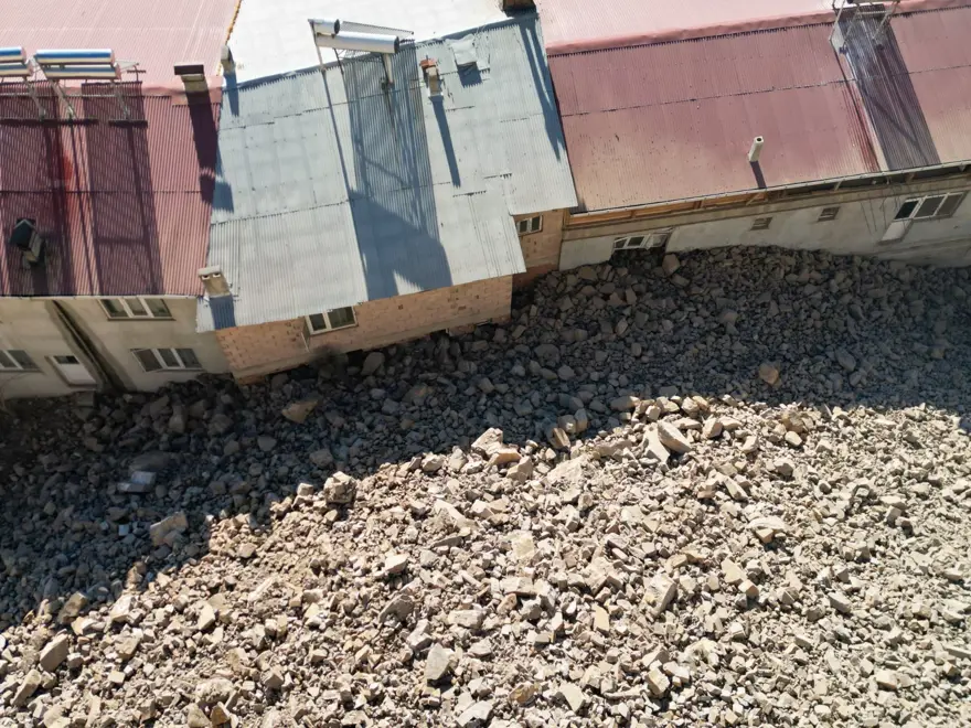 Uzundere'de sabaha karşı göçük meydana geldi: Ev ve iş yerleri zarar gördü 4