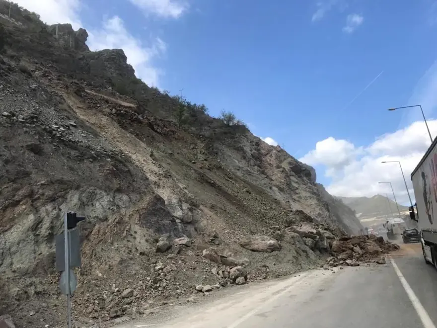 Artvin’de heyelan: Yusufeli yolu ulaşıma kapandı 2