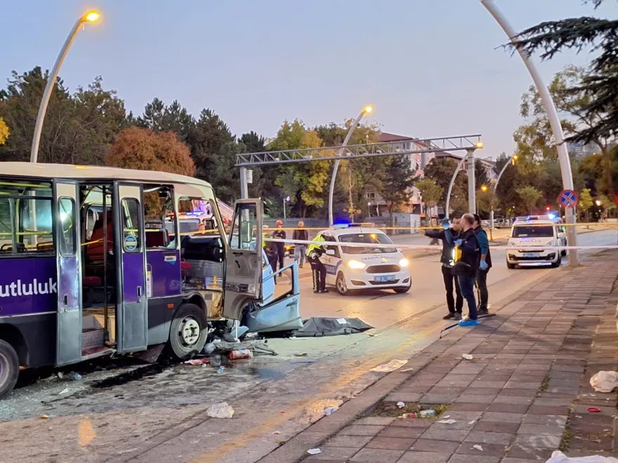 Ankara'da otomobil ile minibüs kafa kafaya çarpıştı: 1 ölü, 14 yaralı 2 Ankara'da otomobil ile minibüs kafa kafaya çarpıştı: 1 ölü, 14 yaralı 2