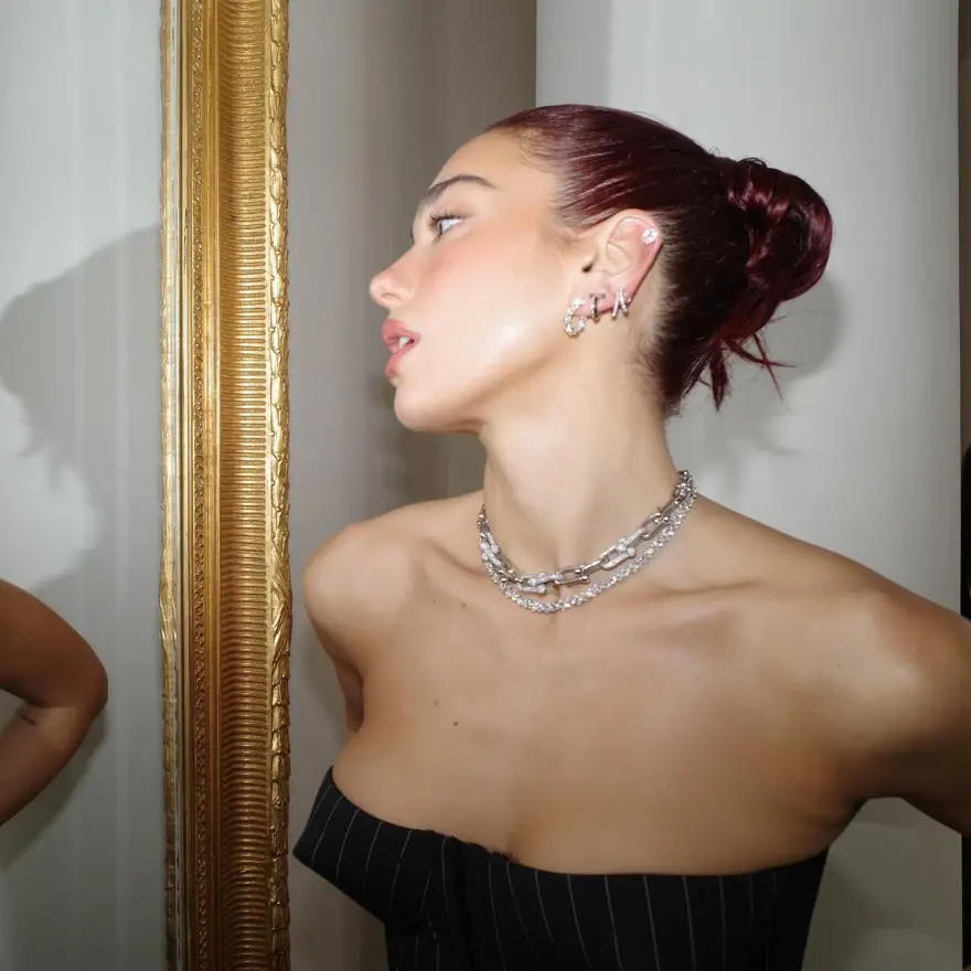 Dua Lipa evleniyor! Ünlü şarkıcı, Callum Turner ile nişanlandı 9
