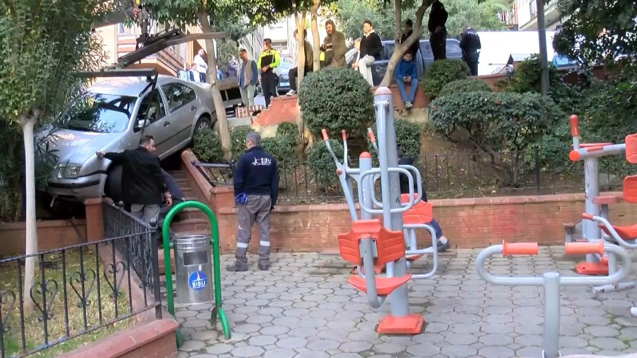 Şişli'de çocuk parkında faciadan dönüldü