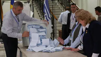 Moldova'da olaylı seçim: Katılım oranı yüzde 52 oldu