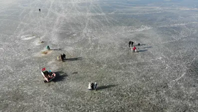 Buz tutan göle bu yılda turist yağdı: Atlı kızak seferine yoğun ilgi