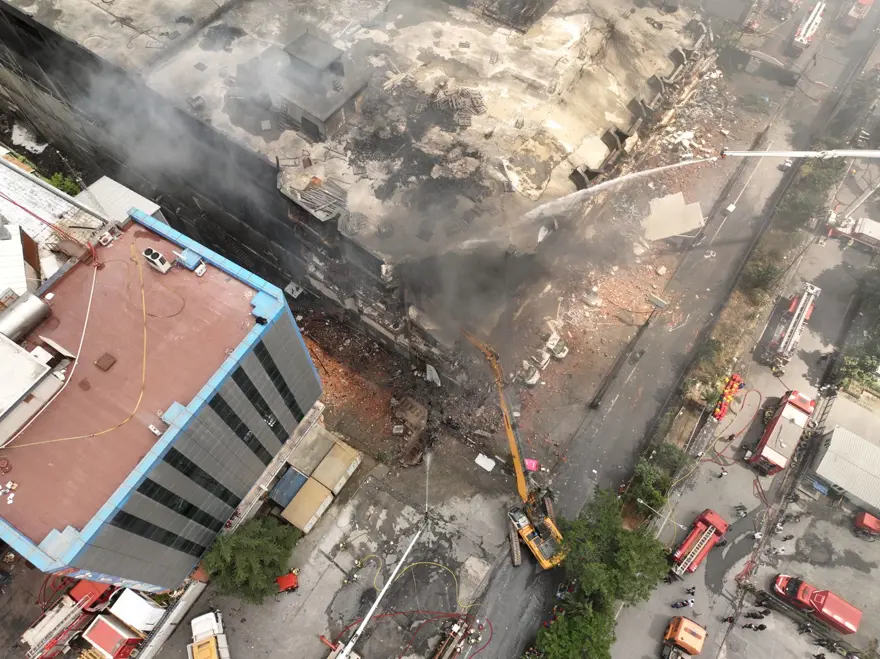 Başakşehir'de fabrikada çıkan yangını söndürme çalışmaları 3. gününde 6