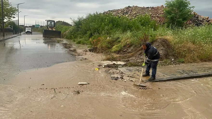 Şiddetli yağış sokakları göle çevirdi! Sel, su baskınları yaşanıyor, yağış gün boyu sürecek 5
