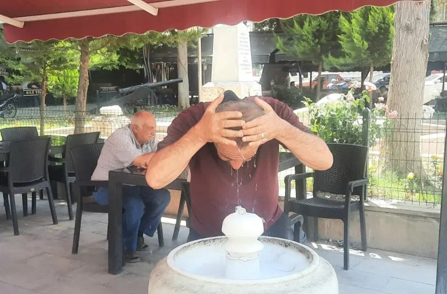 Bu ilçenin sokaklarındaki çeşmeden buz gibi doğal kaynak suyu akıyor 2 Bu ilçenin sokaklarındaki çeşmeden buz gibi doğal kaynak suyu akıyor 2