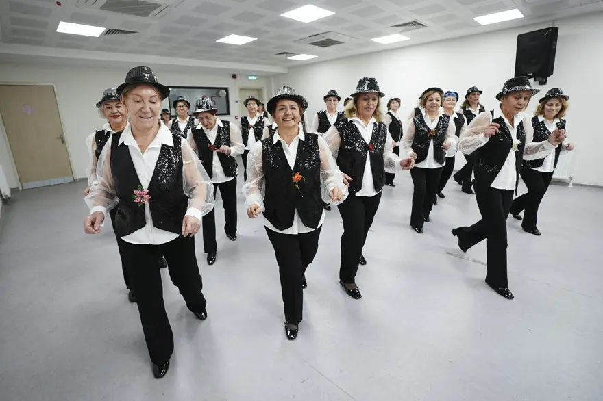 "Parlak Şapkalılar" dinç kalmak için dans ediyor: "Kolesterol, tansiyon, şeker hastasıyım, hepsi düzeldi" 6