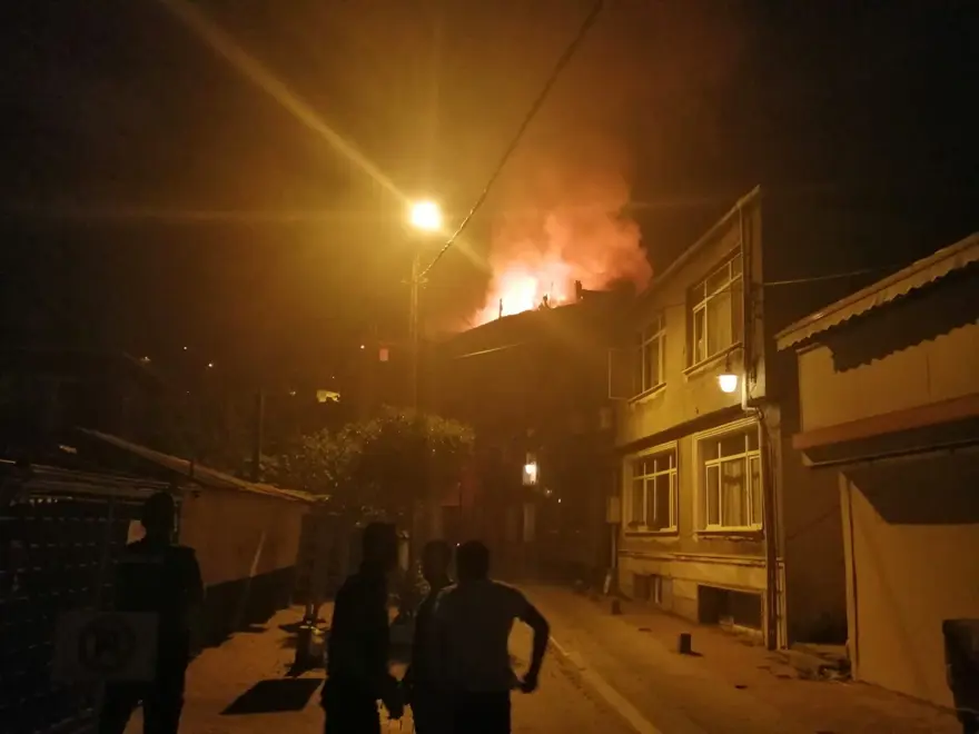 Beşiktaş’ta 4 katlı binanın çatı katında korkutan yangın 3