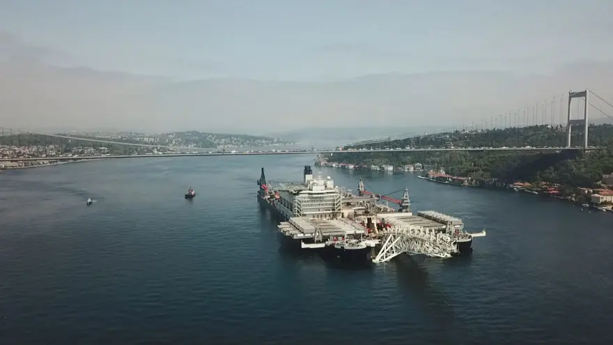 Pioneering Spirit, İstanbul Boğazı'ndan geçti 15