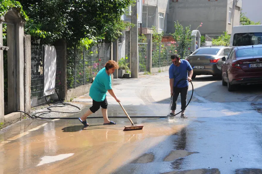 Kocaeli Gebze'de su borusu patladı, evleri su bastı 1