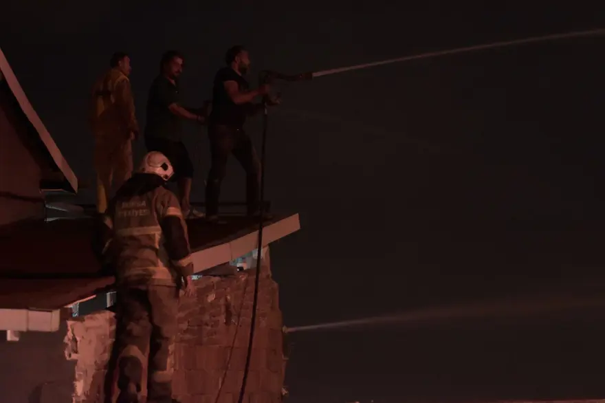 Bursa'da tarihi fabrikada korkutan yangın 20 Bursa'da tarihi fabrikada korkutan yangın 20