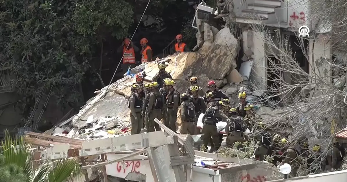 İran'ın misilleme füzesi: Yıkılan binadan İsraillilerin cesetleri çıkartıldı