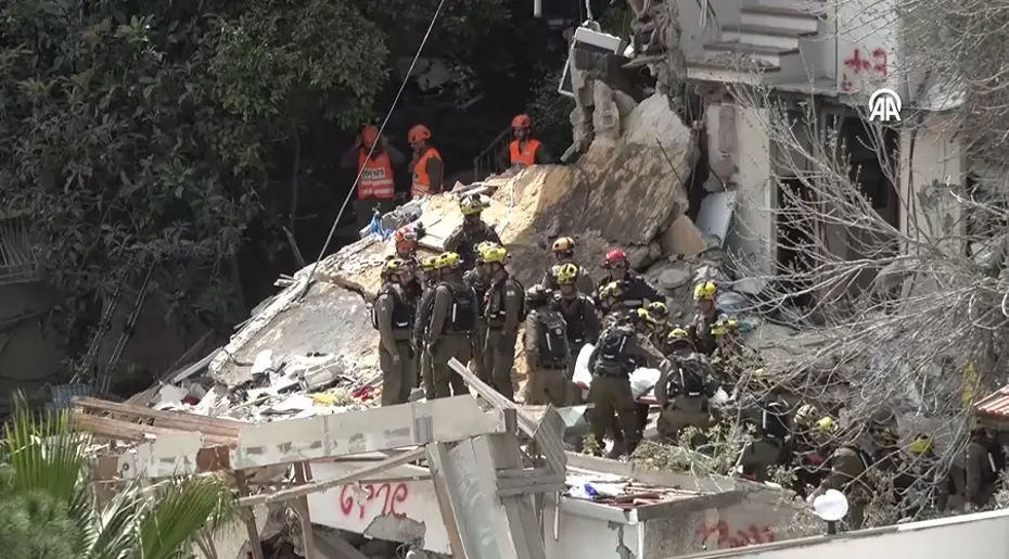İran'ın misilleme füzesi: Yıkılan binadan İsraillilerin cesetleri çıkartıldı