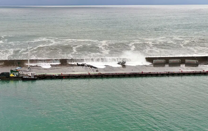 Karadeniz’de dev dalgalar | Fotoğraf çektirmek isteyen ikigenç dalgalara kapıldı 5