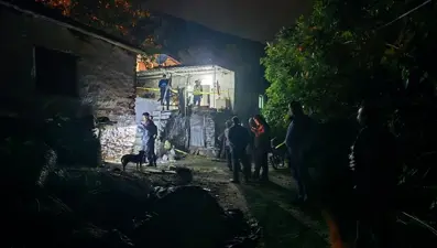 İzmir’de vahşet: Oğlunu öldürdü, eşini ağır yaraladı