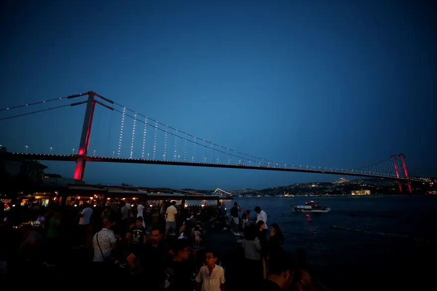 İstanbul'un tarihi simgeleri Milli Takım'a destek için Kırmızı-Beyaza büründü 5