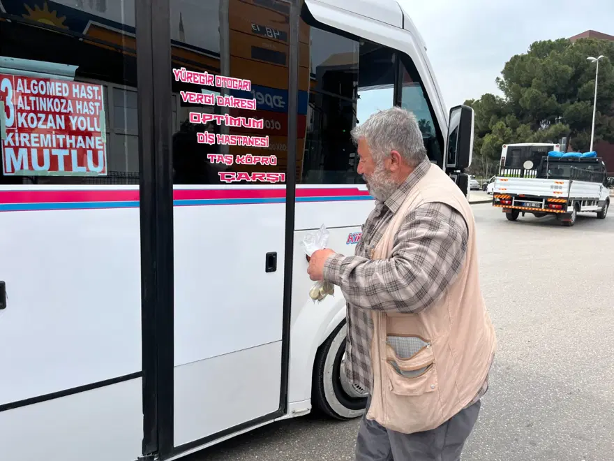 Kemik erimesi nedeniyle zor günler geçiriyor: Bozuk paracılığı mesleği yaptı Kemik erimesi nedeniyle zor günler geçiriyor: Bozuk paracılığı mesleği yaptı