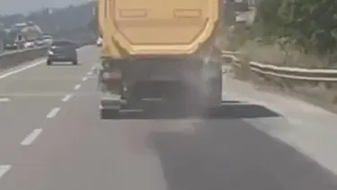 Dorsesindeki kumları yola dökerek ilerledi