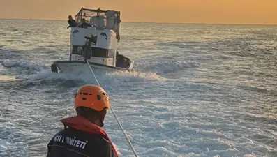 İçinde 4 kişi bulunan balıkçı teknesi Çanakkale Boğazı'nda sürüklendi