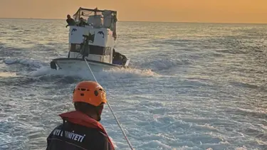 İçinde 4 kişi bulunan balıkçı teknesi Çanakkale Boğazı'nda sürüklendi