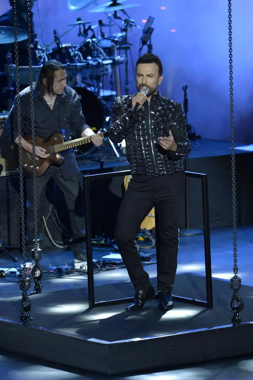 Tarkan Açıkhava'da türkü söyledi Tarkan Açıkhava'da türkü söyledi