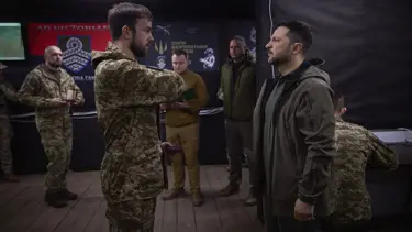 Zelenski'den cephe ziyareti: İHA birliklerini inceledi