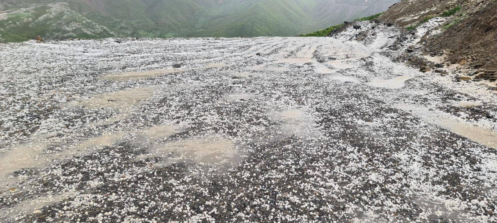 Hakkari’de ceviz büyüklüğünde dolu yağdı: 1 yaralı